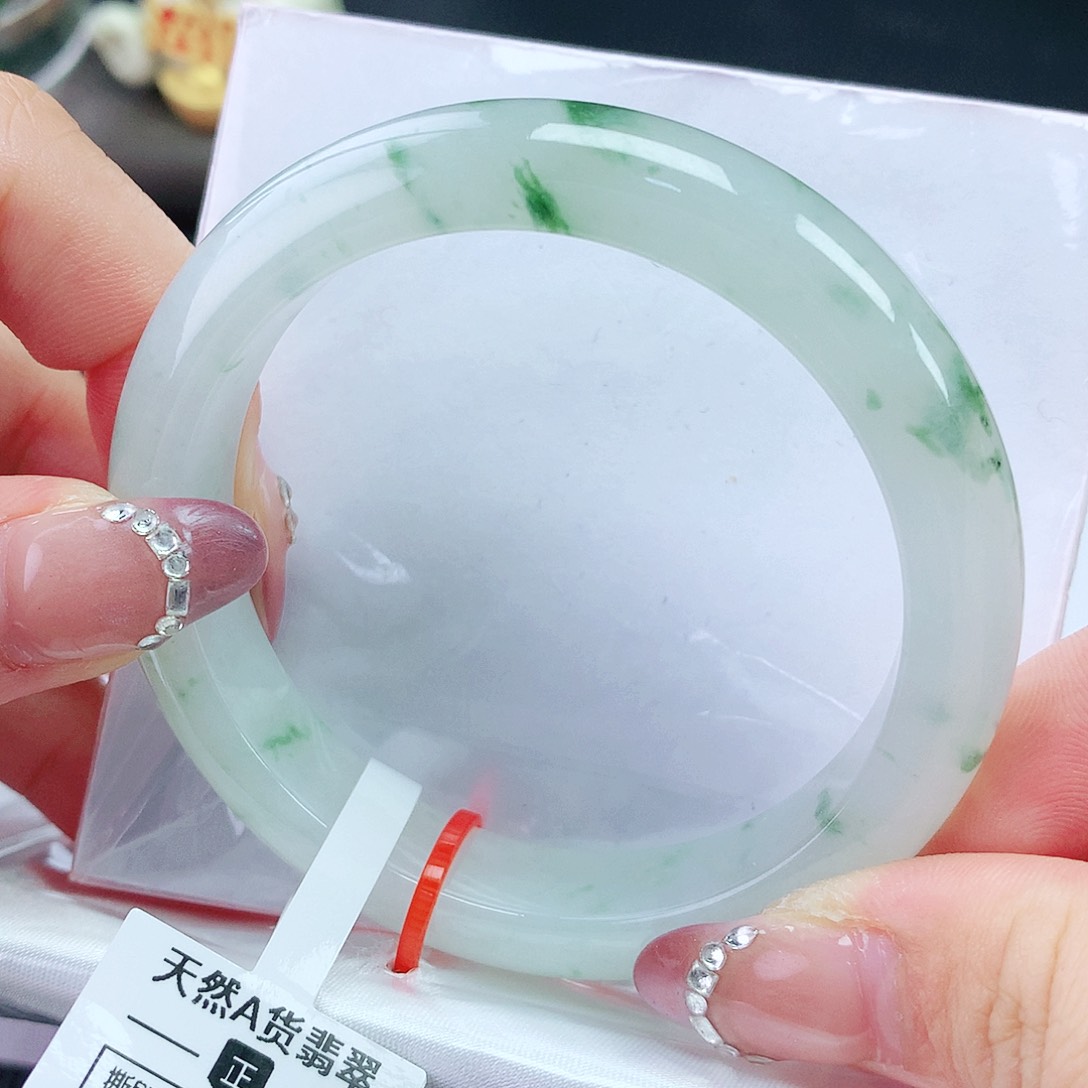 翡翠手镯未镶嵌55圈