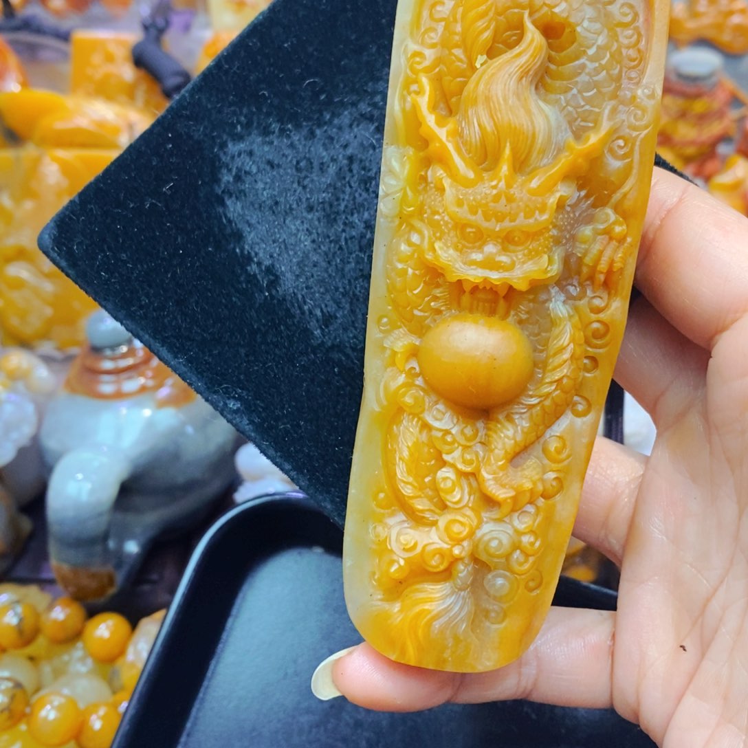 未镶嵌石英质玉（黄龙玉）颈饰