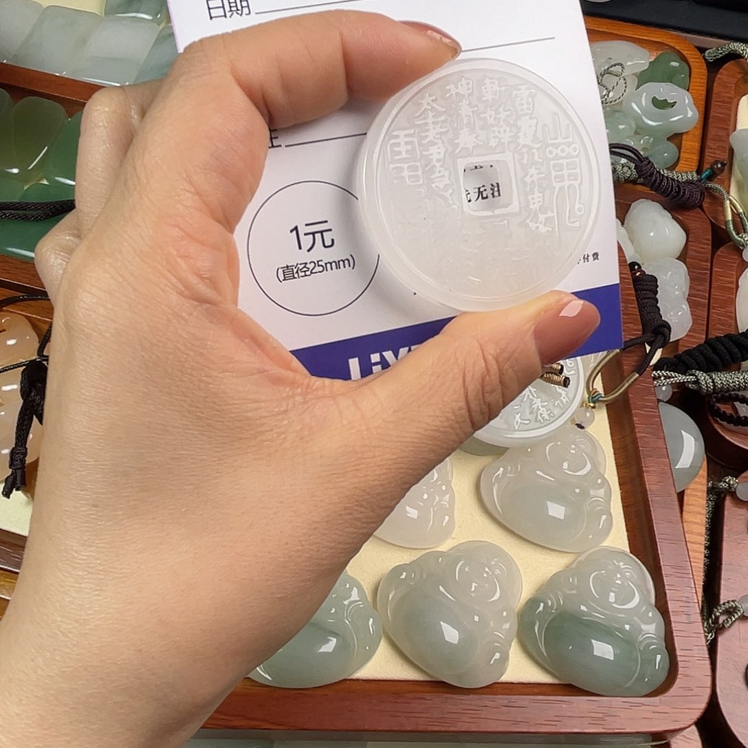 指***河石英质玉未镶嵌颈饰