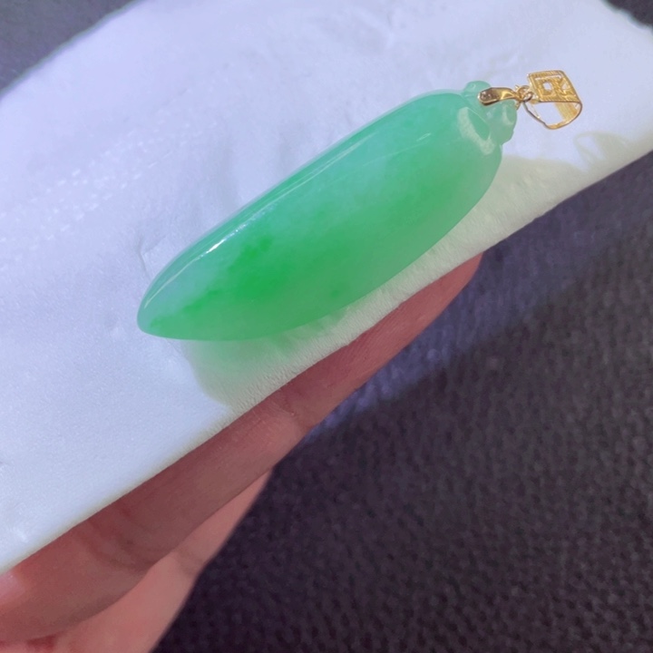 翡翠18K金镶嵌颈饰翡翠