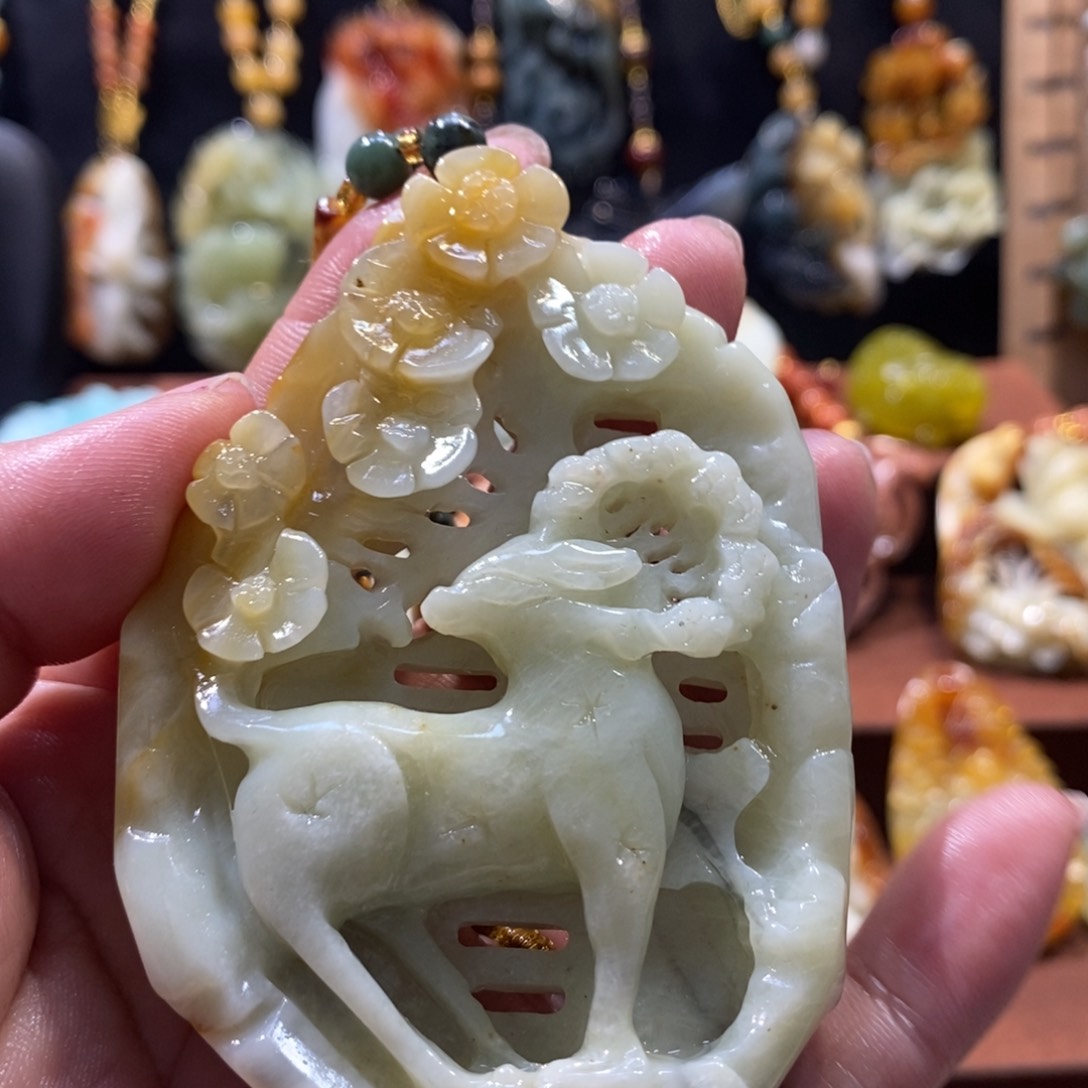 蛇纹石玉颈饰未镶嵌