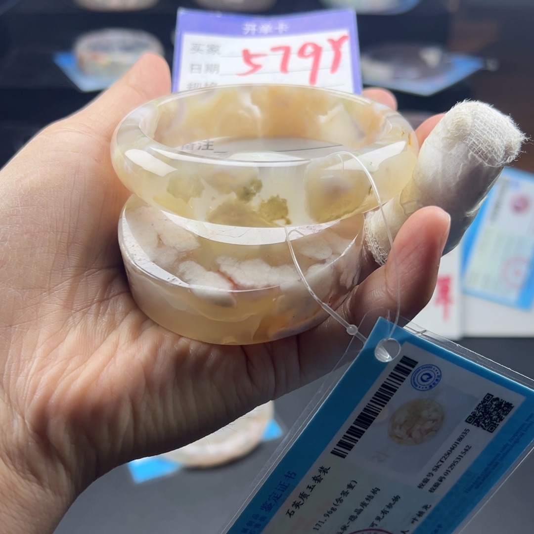 石英质玉手镯未镶嵌小****?