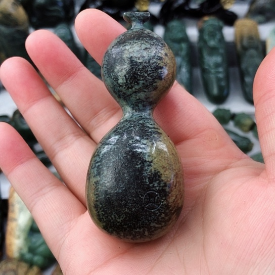 未镶嵌岫岩河磨玉（透闪石质玉）把件