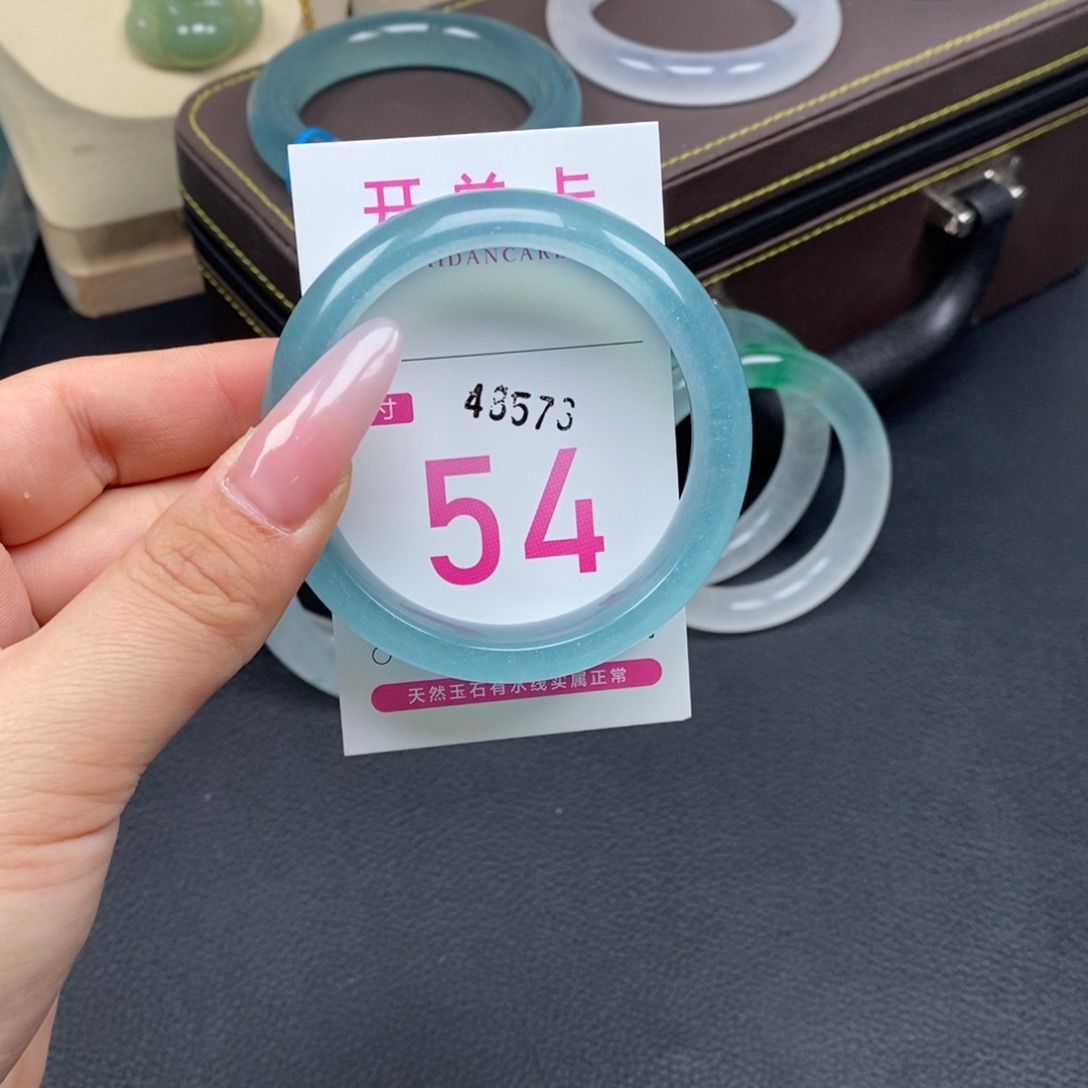 朝****石英质玉未镶嵌手镯