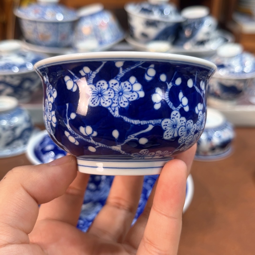 手工手绘柴窑青花蓝底冰梅主人杯