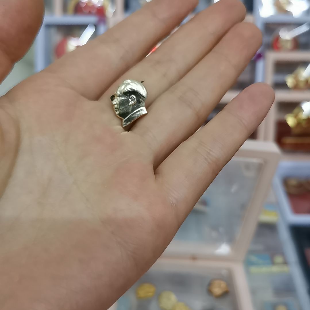 其他普通金属宋*宋红色收藏纪念章1枚