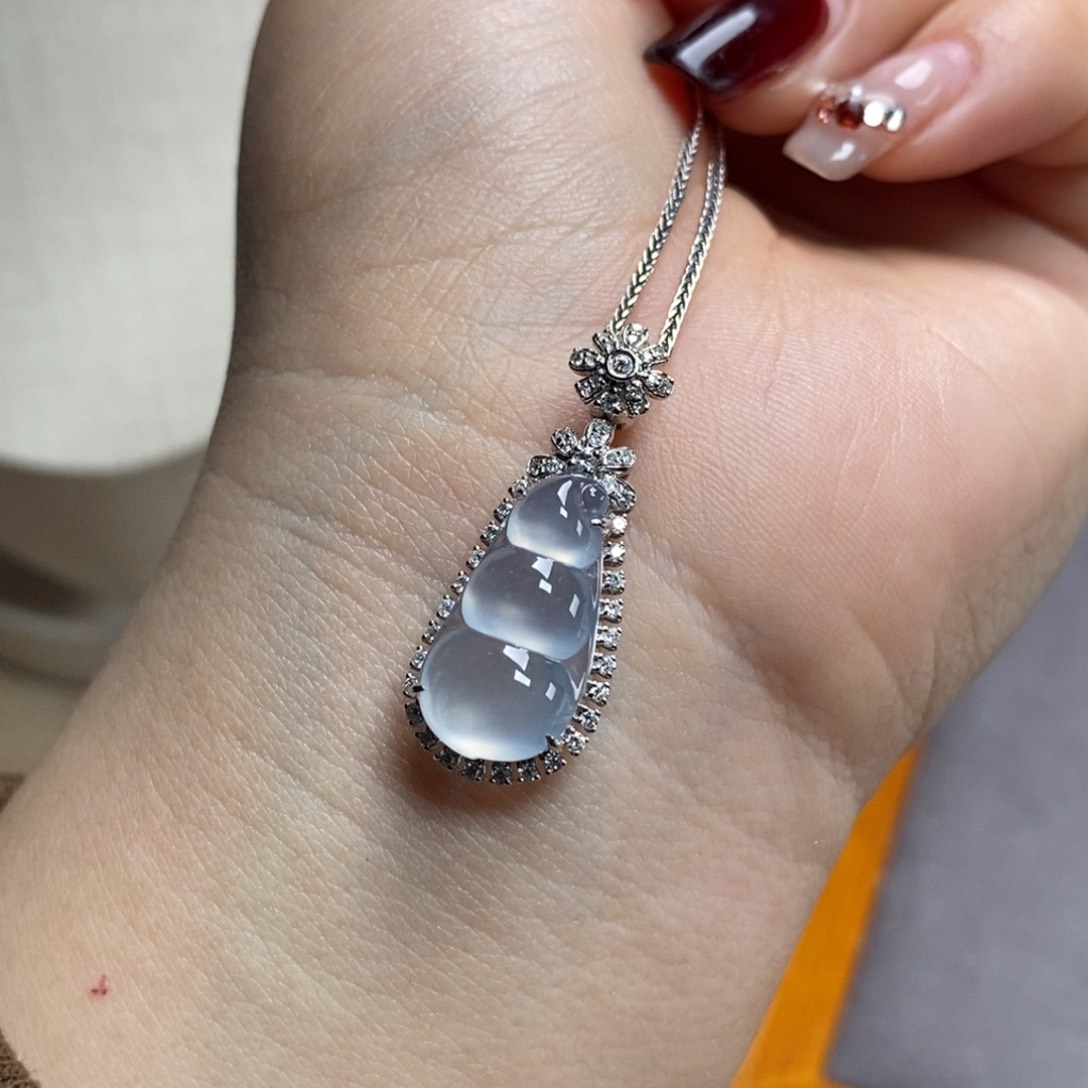 翡翠颈饰18K金镶嵌高冰玻璃种白月光起钢福豆吊坠