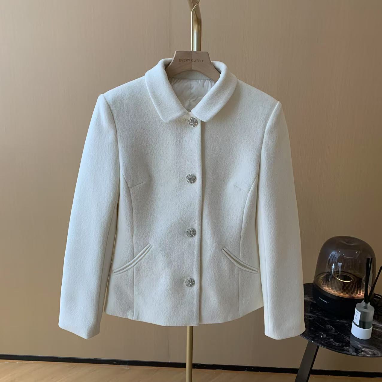 Ziimooo冬季新款小香风米白色短款翻领水钻纽扣千金风鹅绒外套