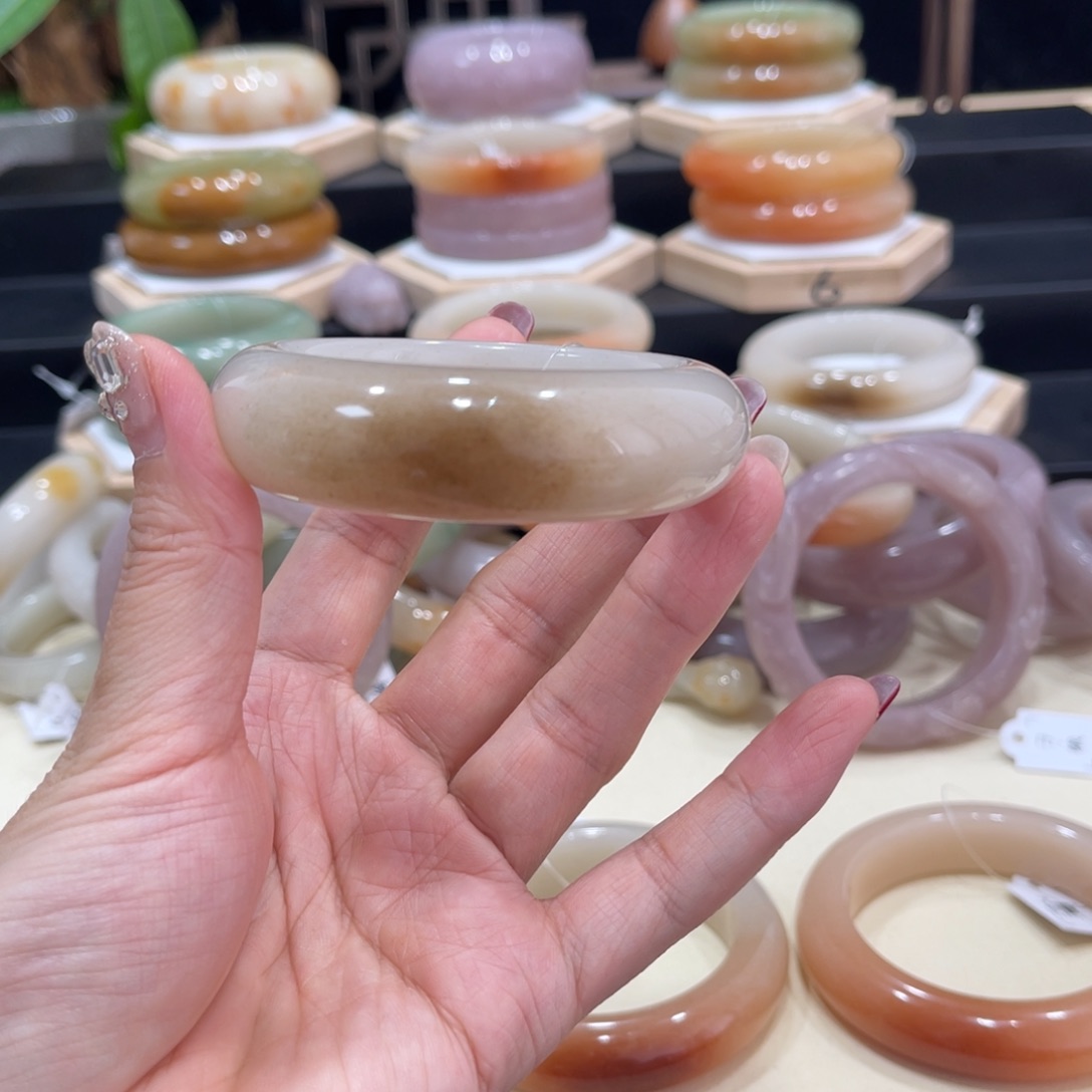 石英质玉手镯未镶嵌清**?