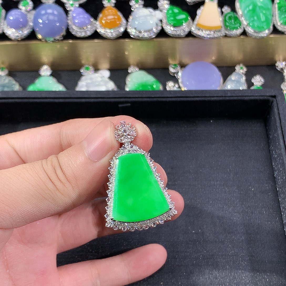 翡翠18K金镶嵌颈饰