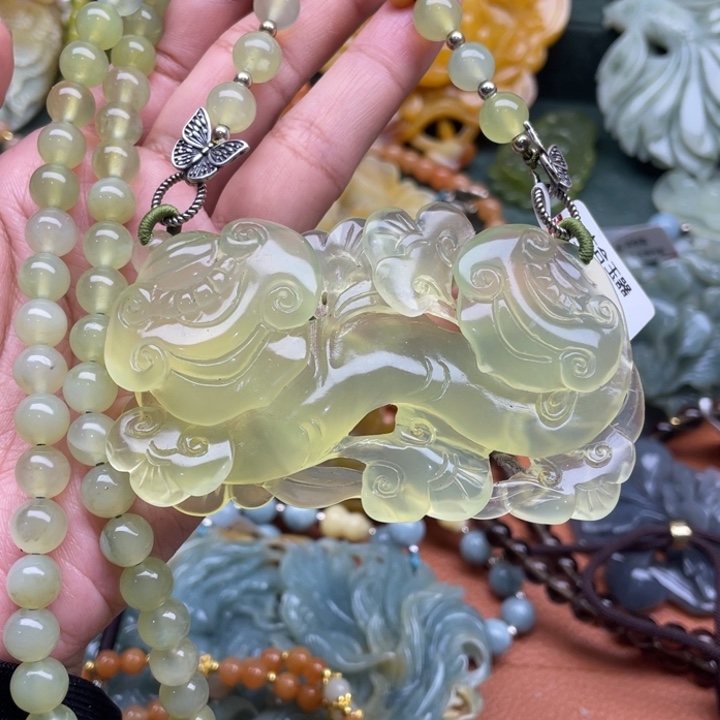 蛇纹石玉吊坠合金