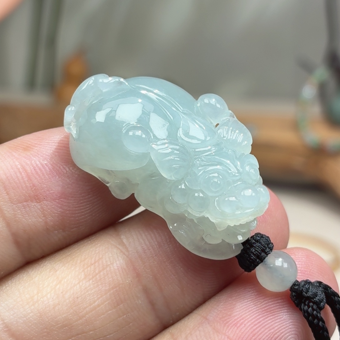 翡翠未镶嵌颈饰貔貅