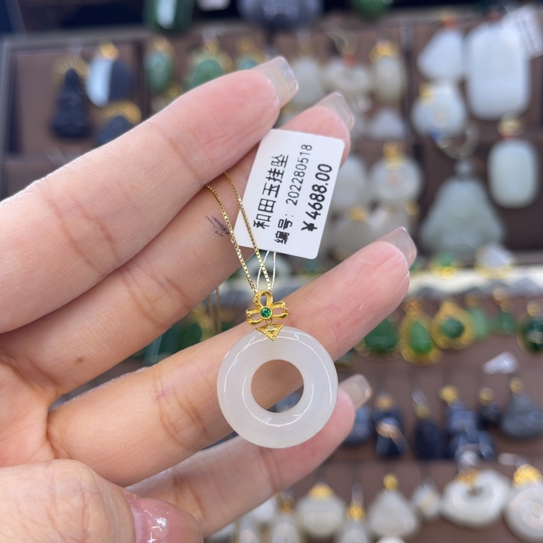 和田玉吊坠18K金镶嵌