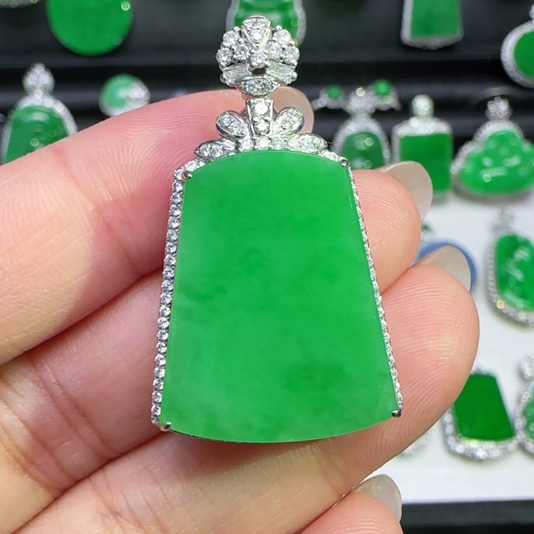 翡翠18K金镶嵌颈饰吊坠