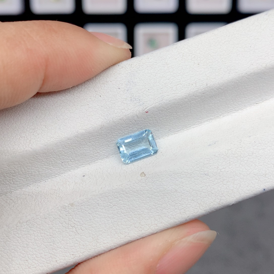 海蓝宝石裸石未镶嵌5.3*7.5mm