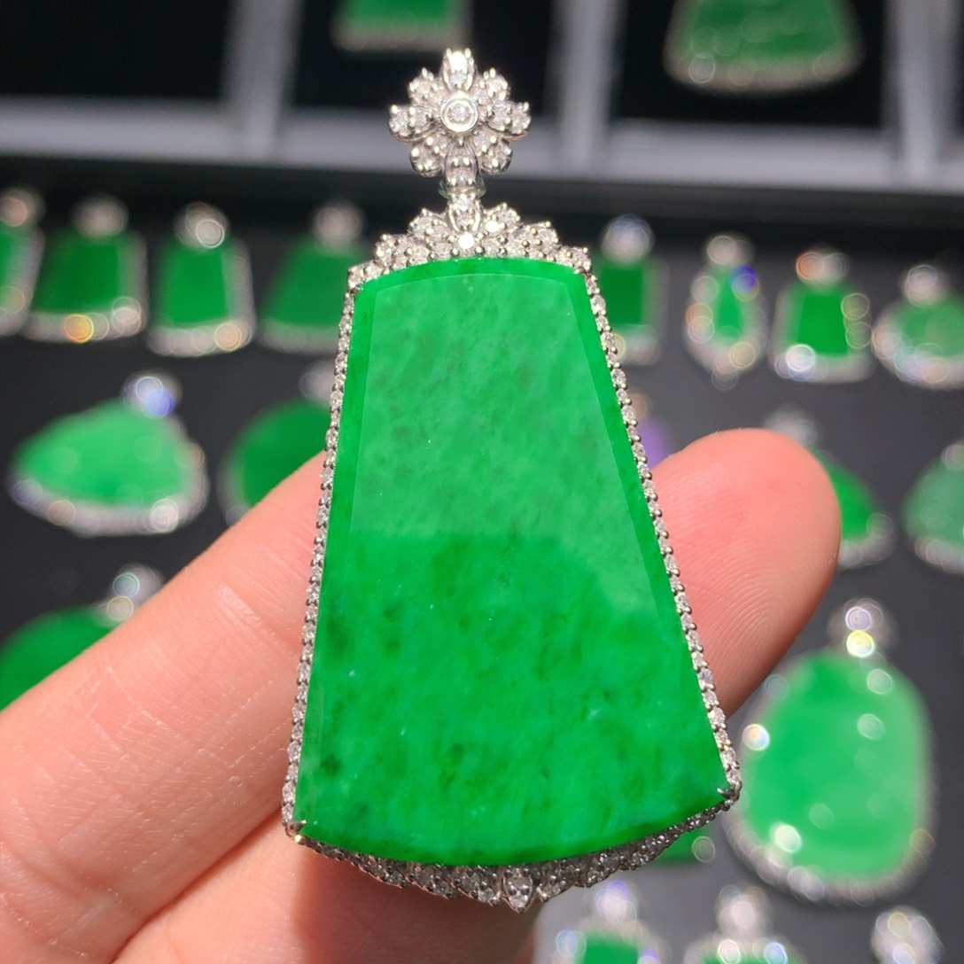 翡翠颈饰18K金镶嵌翡翠