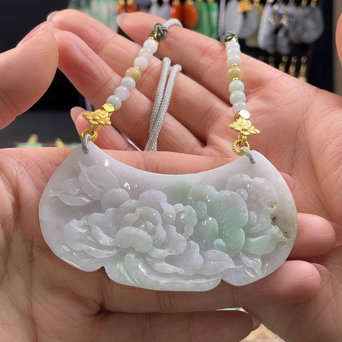 翡翠未镶嵌颈饰待编织