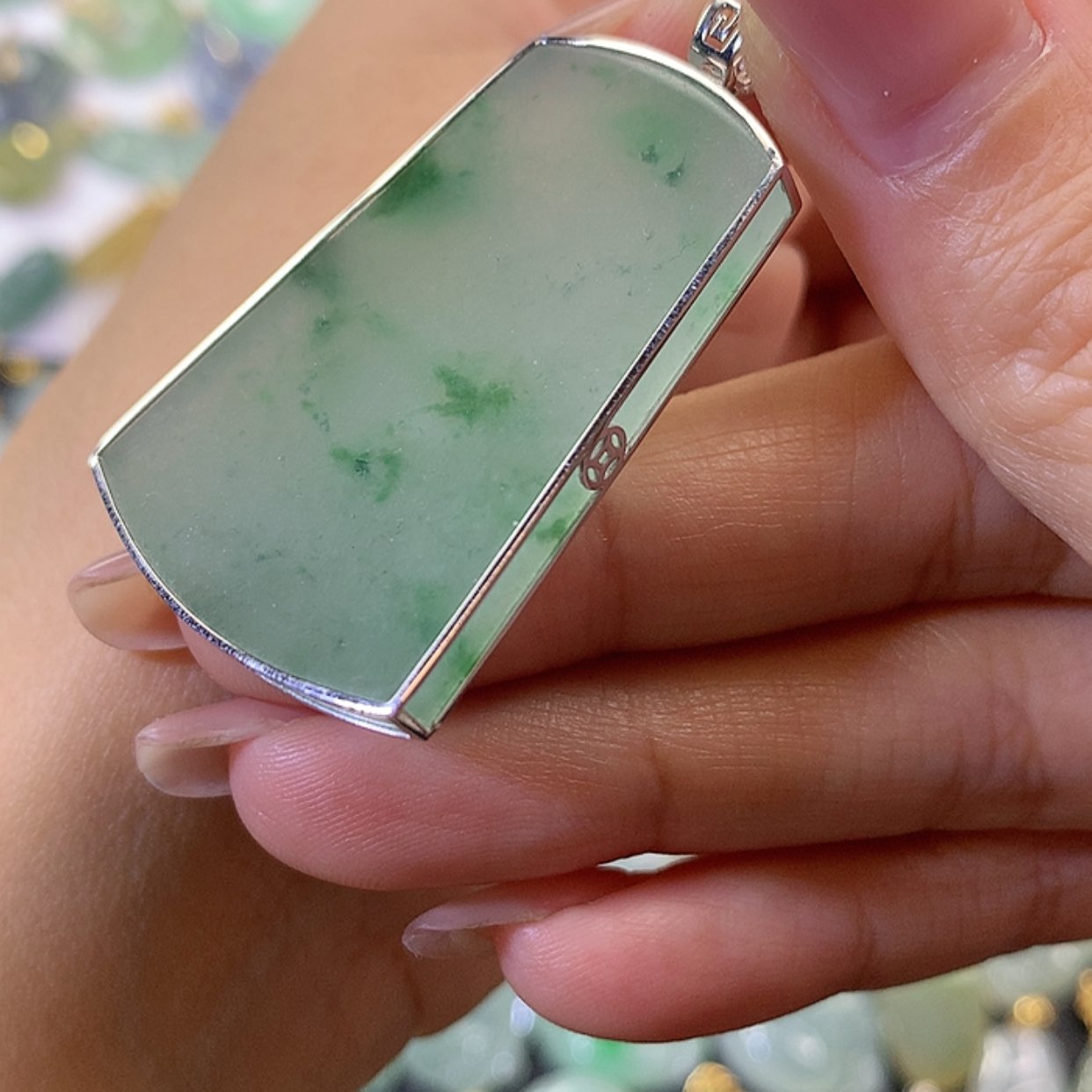 【闪购商品】翡翠吊坠(不含链)18K金镶嵌燕**品