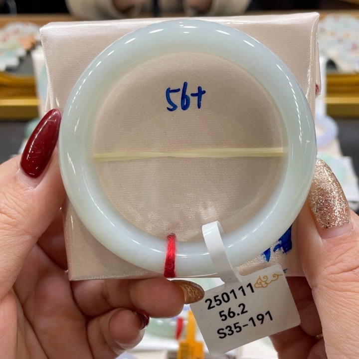 翡翠手镯未镶嵌翡翠