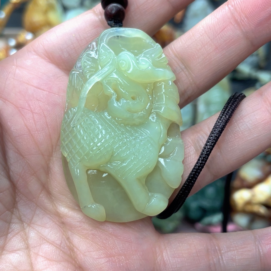 蛇纹石玉颈饰未镶嵌