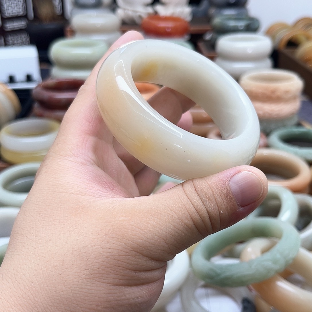 石英质玉手镯未镶嵌