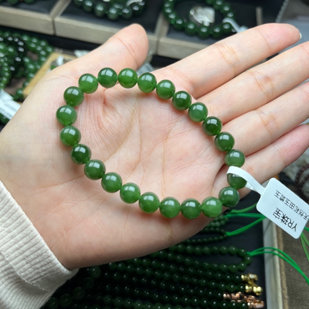 和田玉碧玉辣绿冰底8mm手串
