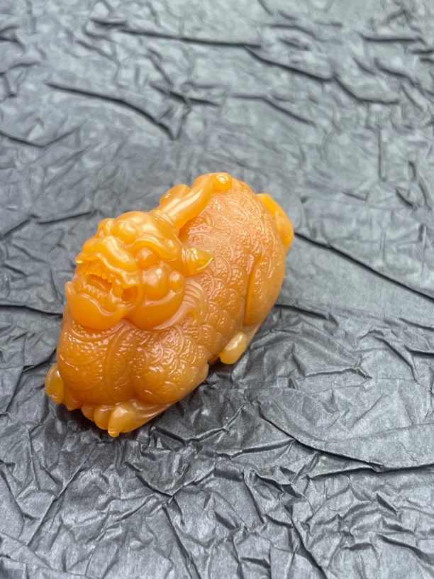 缅黄麒麟手把件鸡油黄