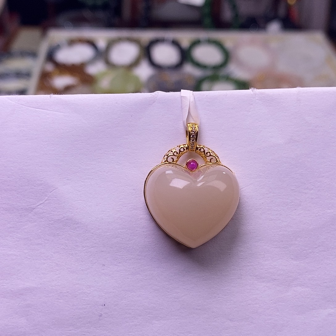 颈饰未镶嵌和田玉熟藕粉金镶爱心吊坠