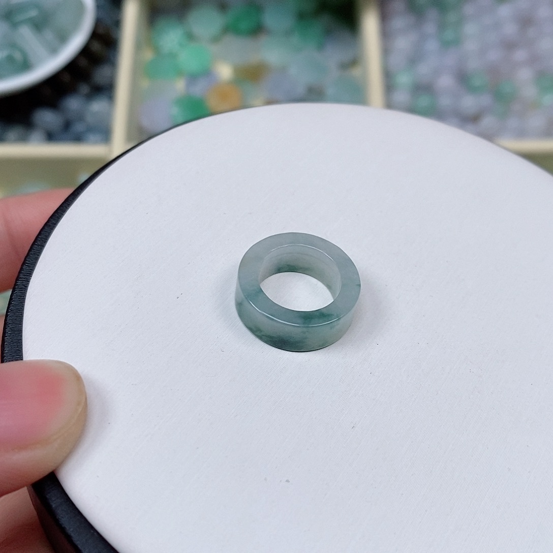 翡翠吊坠(不含链)未镶嵌…**