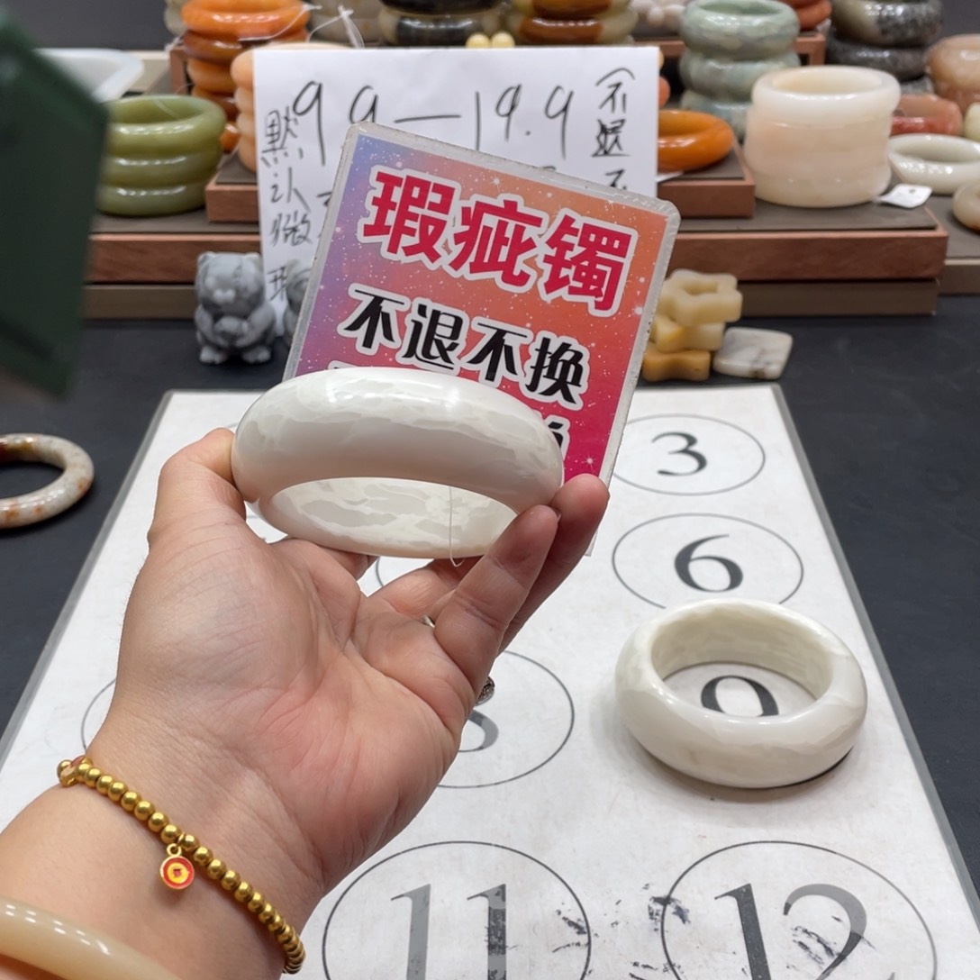 尤***叶未镶嵌手镯石英质玉