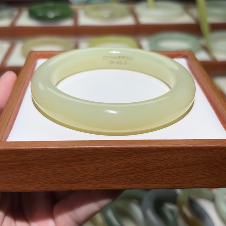 天然和田玉新疆且末料暖黄57-58果冻底温柔仙女风细油糯气质手镯