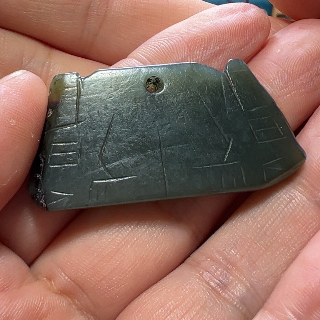 王***者和田玉未镶嵌颈饰