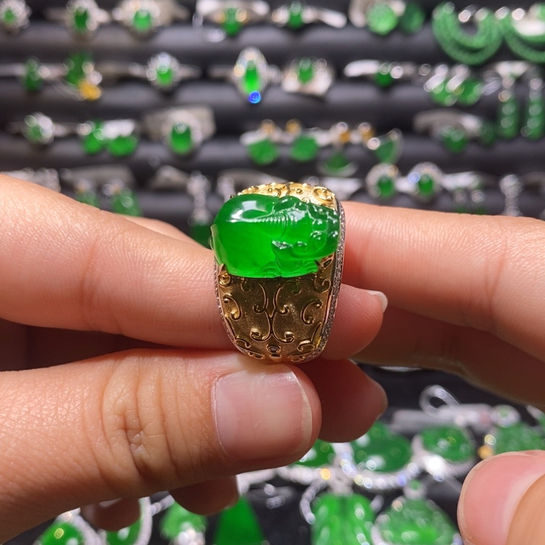 翡翠戒指18K金镶嵌天然翡翠