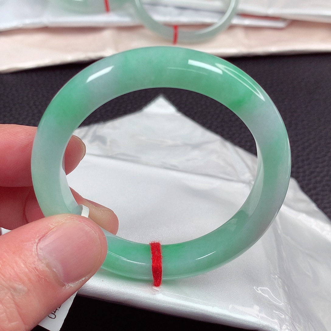 翡翠手镯未镶嵌天然翡翠手镯