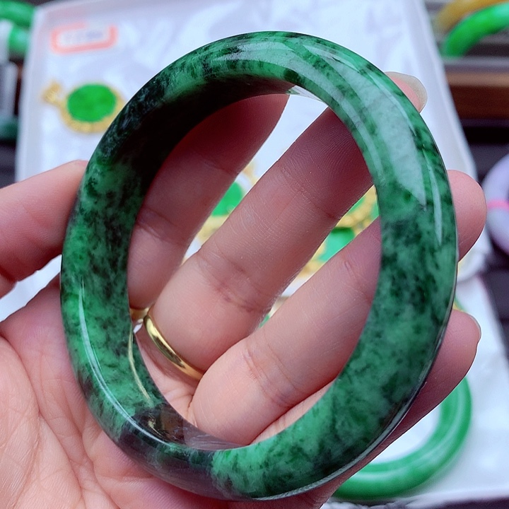 翡翠手镯未镶嵌翡翠