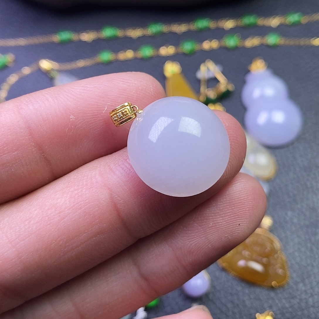 颈饰18K金镶嵌翡翠