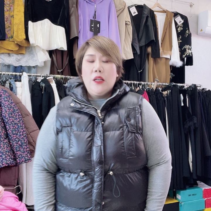 春***8黑色马甲抽绳的一个