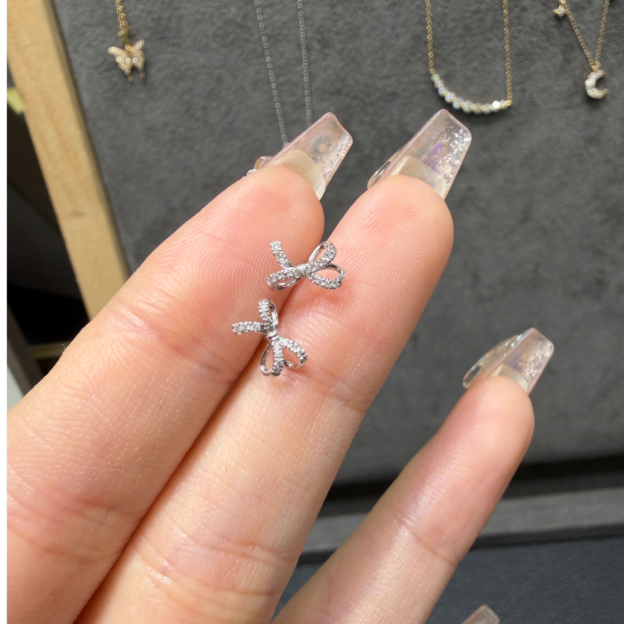 18k金镶天然钻石蝴蝶结耳钉XC