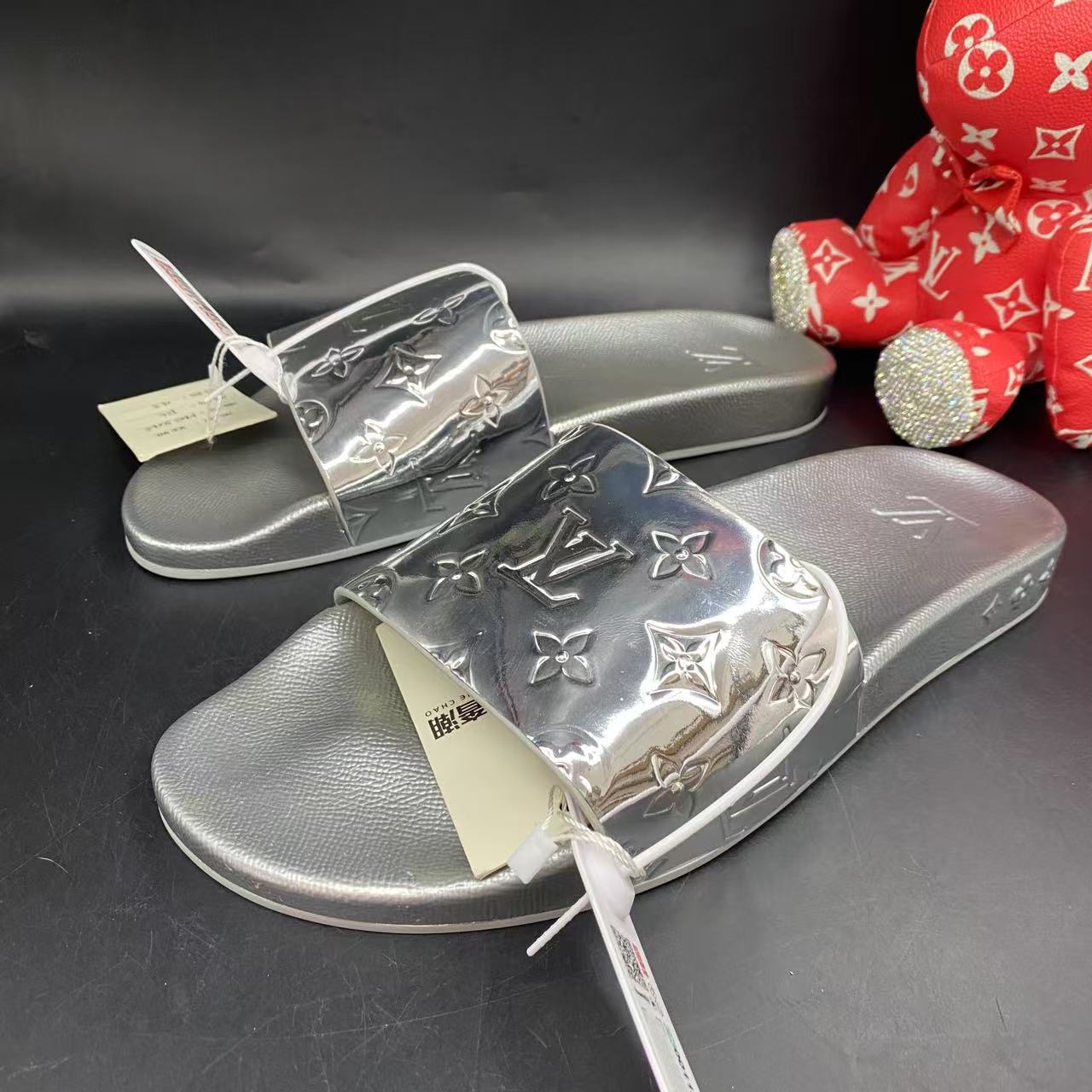 95新 LouisVuitton/路易威登 银色亮面老花拖鞋43欧码kke243