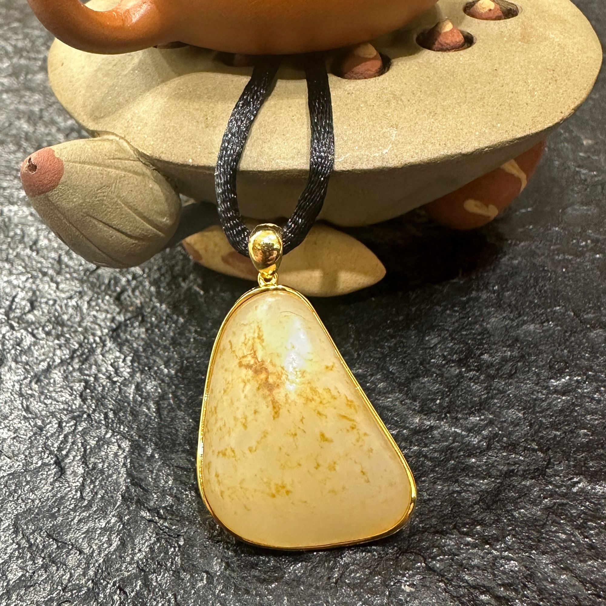 6.960克女士锁骨吊坠原石