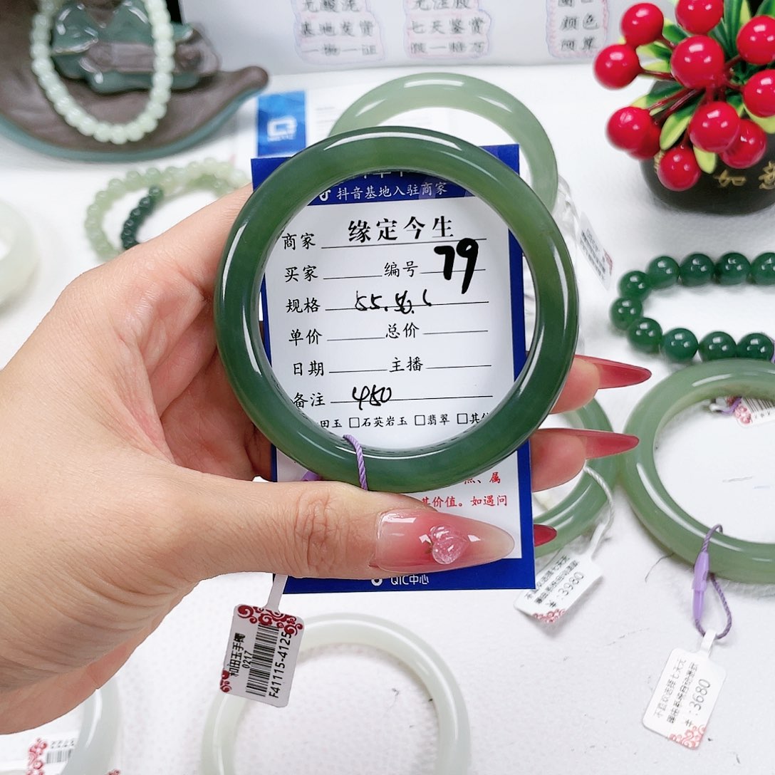 和田玉手镯未镶嵌