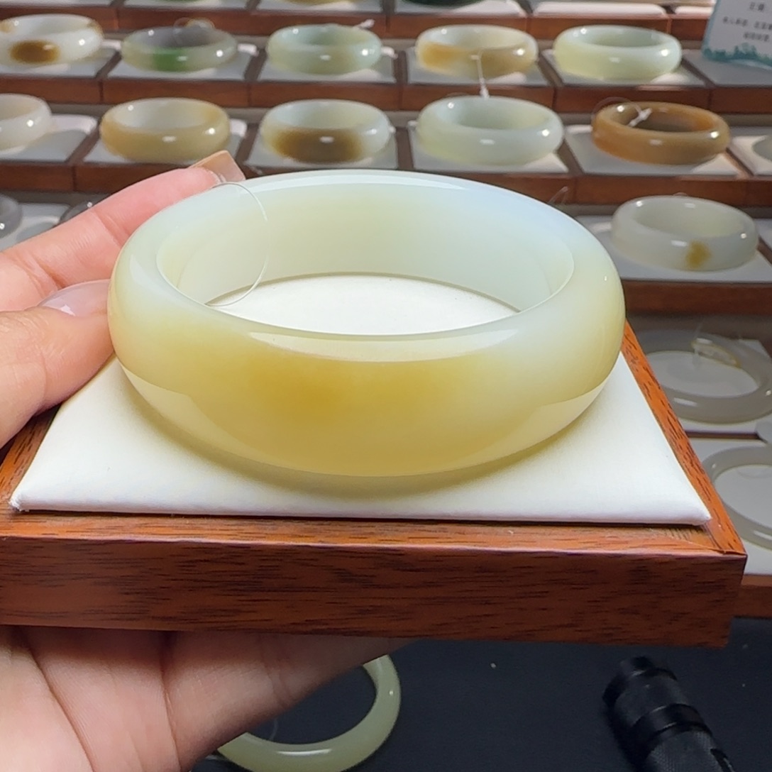 张***波和田玉未镶嵌手镯