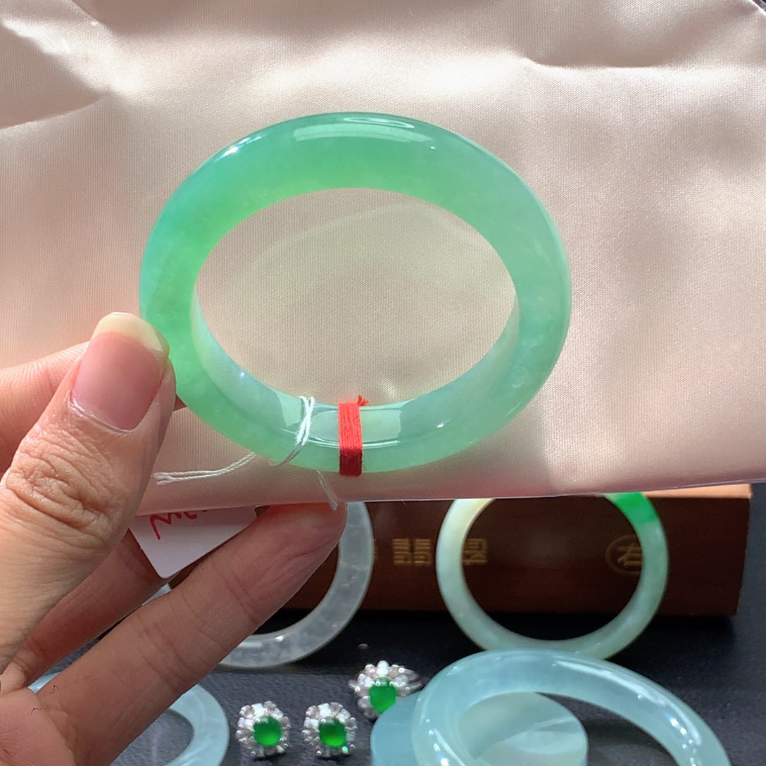 翡翠未镶嵌手镯正圈