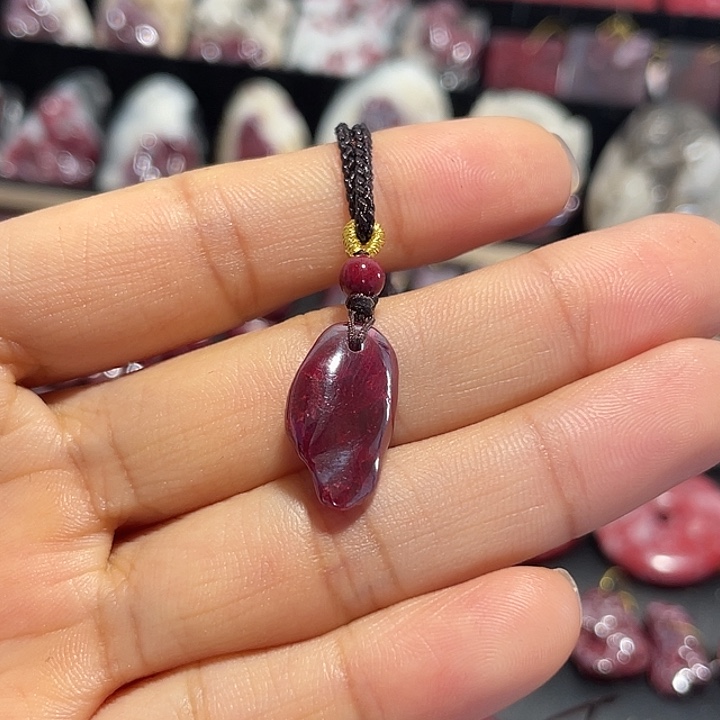 天然辰砂晶体砂吊坠