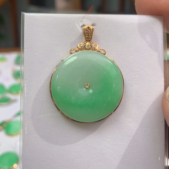 翡翠颈饰18K金镶嵌翡翠