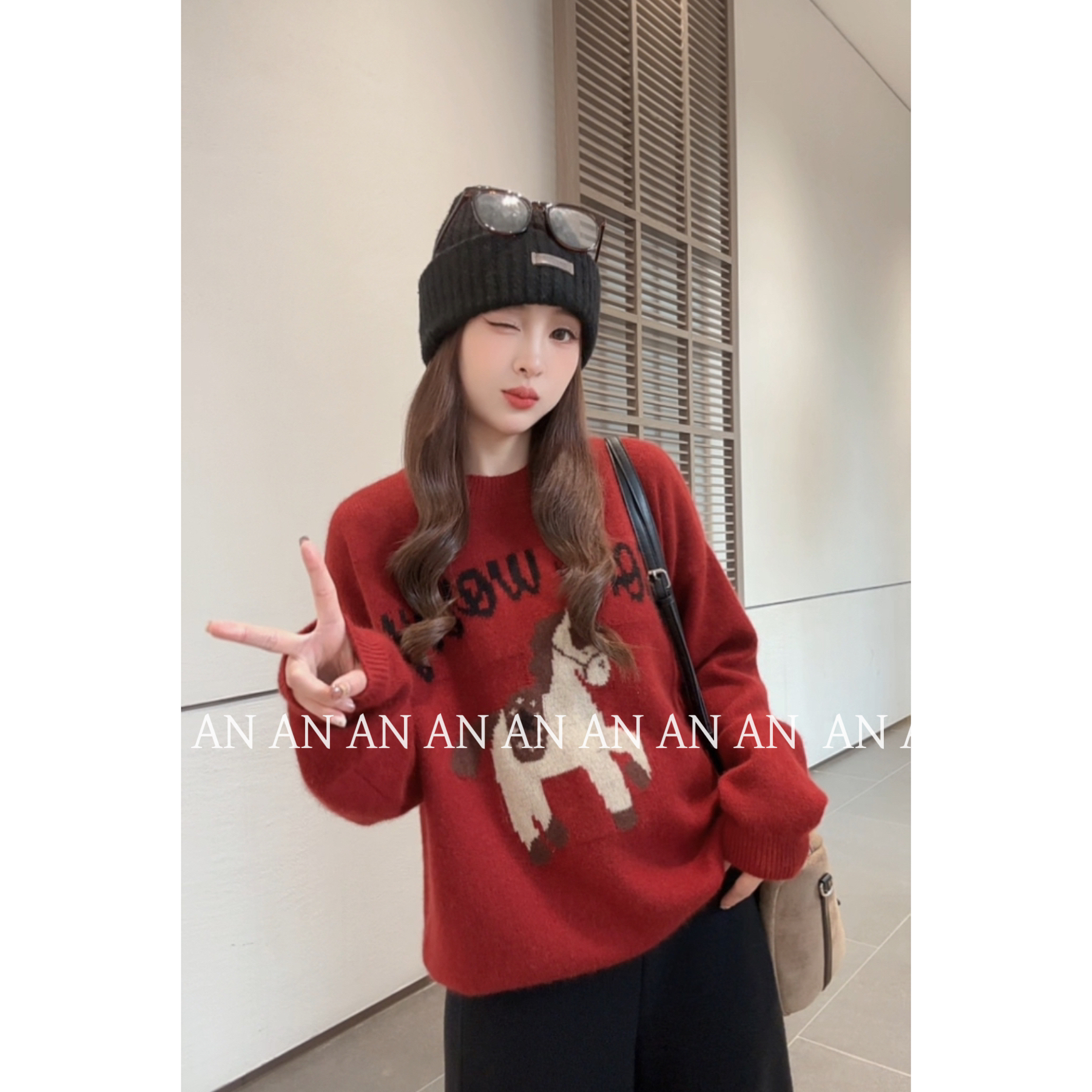 C12034冬季设计感独特宽松新年氛围感红色字母小马毛衣