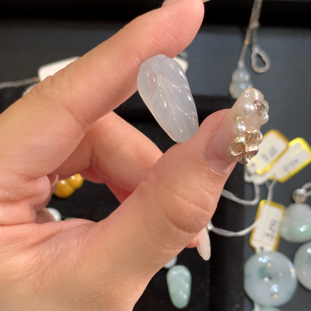 翡翠未镶嵌颈饰叶子