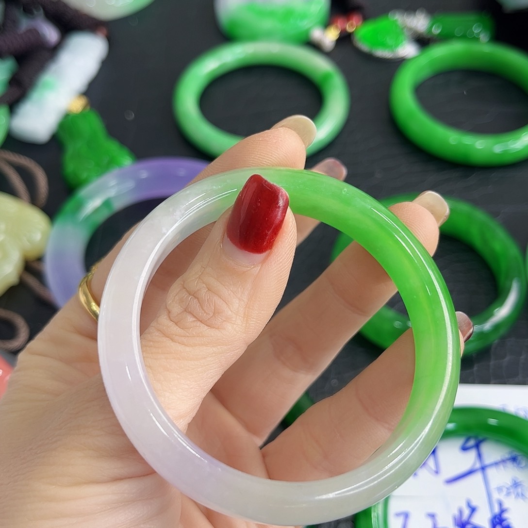 翡翠手镯未镶嵌多样性