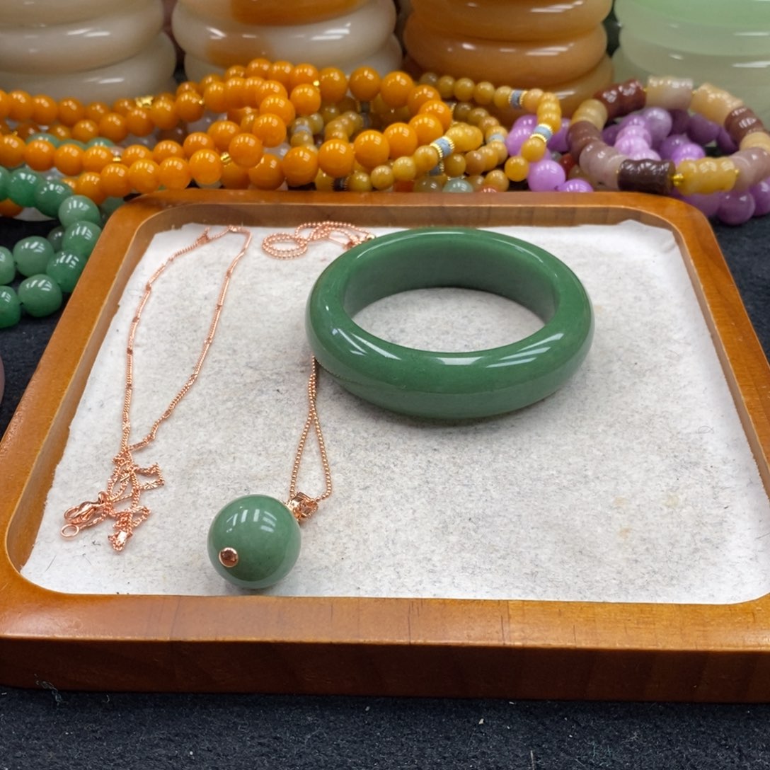 毛***子石英质玉未镶嵌手镯