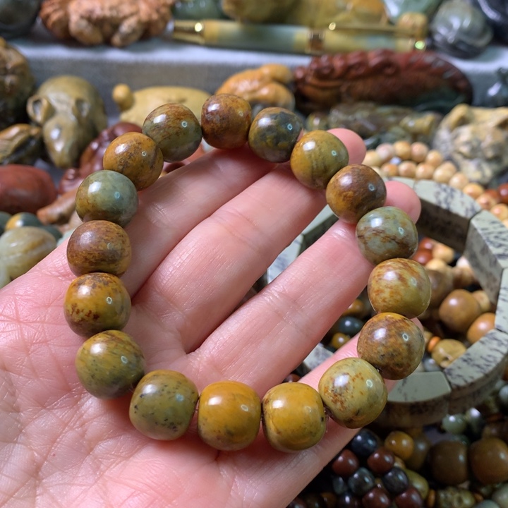 未镶嵌岫岩河磨玉（透闪石质玉）把件